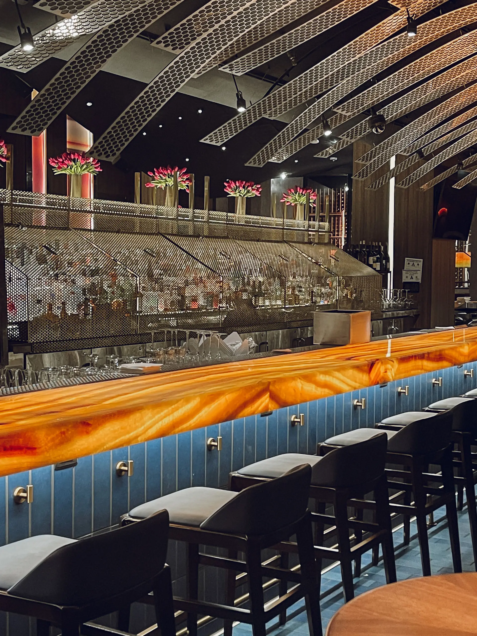 Elegant belysning i baren
